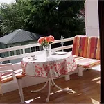 Exklusive Lage, Sehr Grosse Mit Gartenblick - Haemmerle Rot *