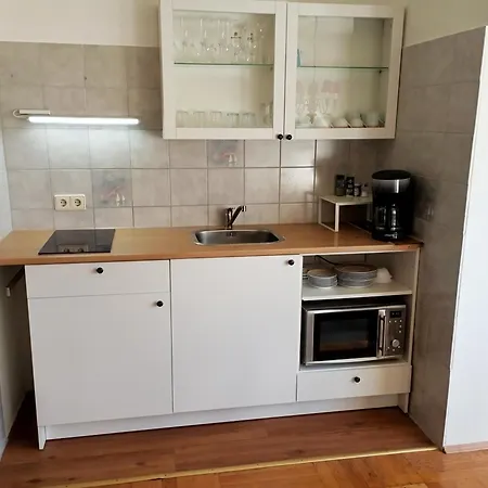 Exklusive Lage, Sehr Grosse Mit Gartenblick - Haemmerle Rot *