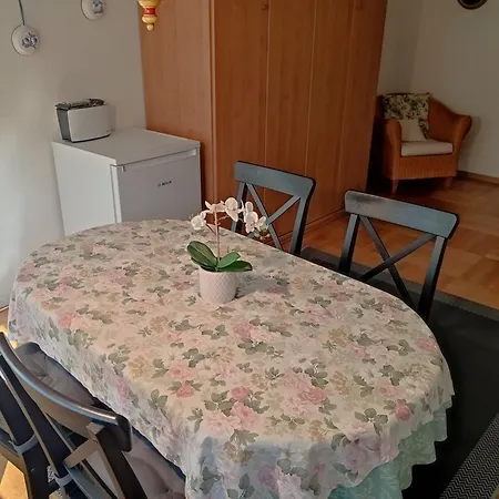 Apartment Exklusive Lage, Sehr Große Mit Gartenblick - Hämmerle Rot